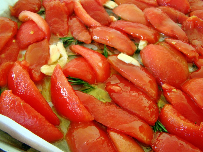 Выкладываем томаты в один слой