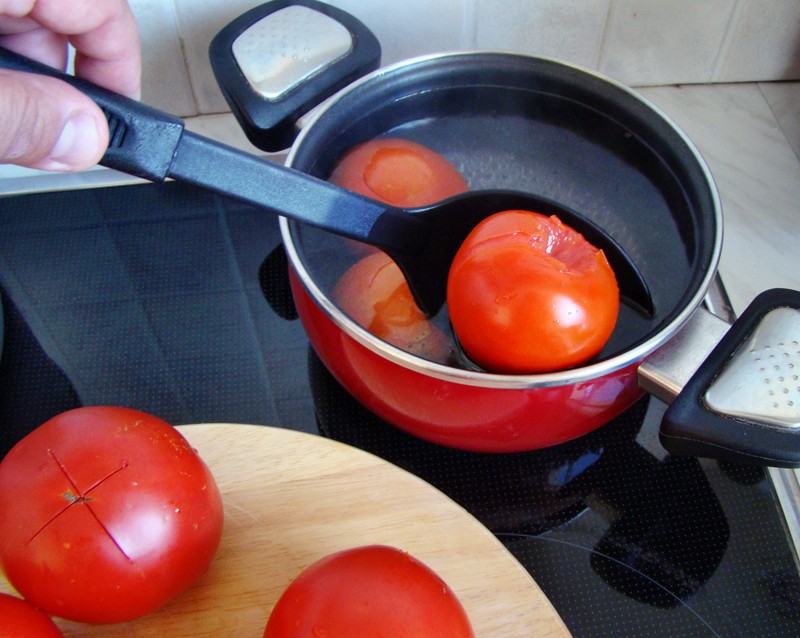 Выкладываем помидоры в кипяток