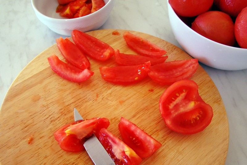 Нарезаем помидоры ломтиками