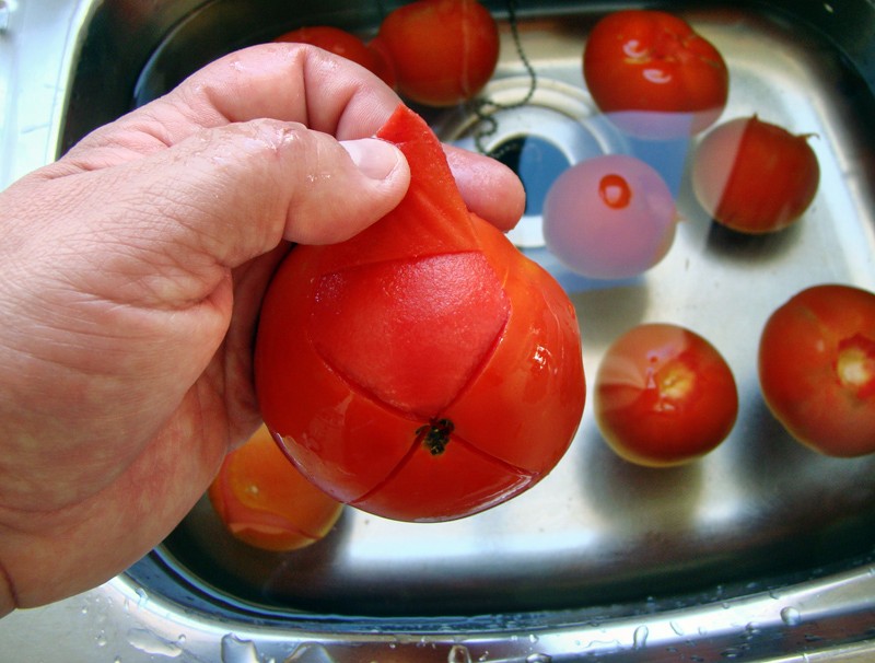 Аккуратно снимаем кожицу с томатов
