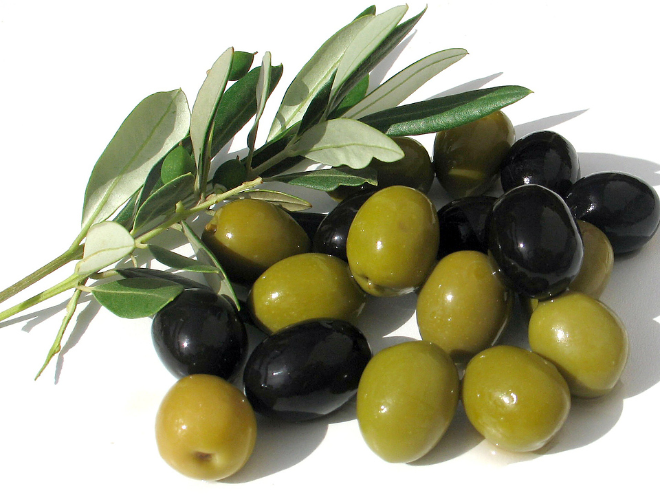 Черные и зеленые оливки