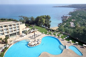 Вид на море и бассейн из отеля Grecian Park