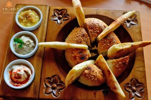 Хлеб и дипы в ресторане To Katoi