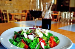 Греческий салат в ресторане To Katoi