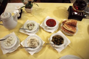Набор дипов в персидском ресторане Ilia