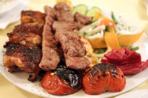 Мясо на гриле в персидском ресторане Ilia