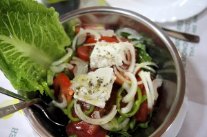 Греческий салат в рыбной таверне Gold Lemon