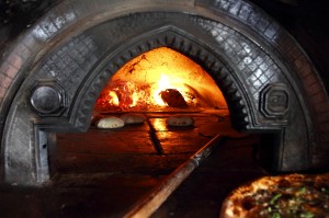 Дровяная печь в пиццерии Pepperoni Pizza
