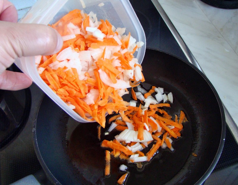 Выкладываем на сковороду лук и морковь