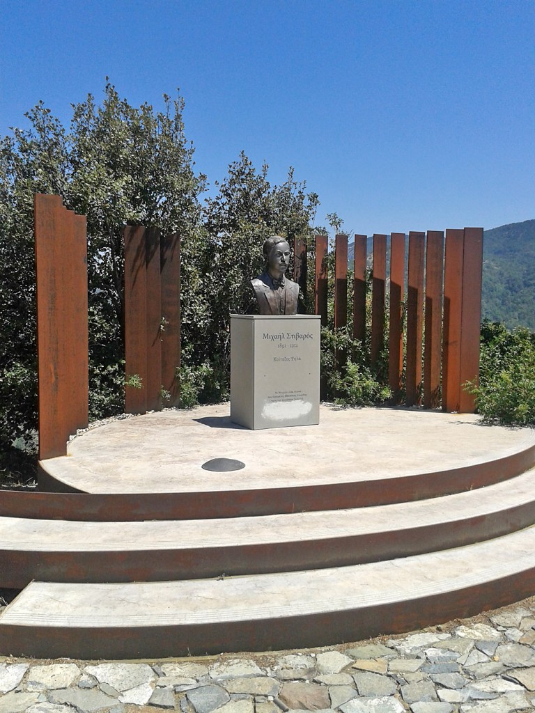 Памятник в деревне
