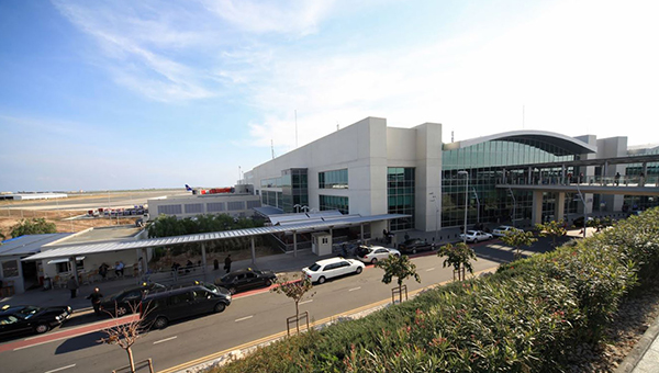 Парковка в аэропорту на Кипре: депутаты требуют снизить цены