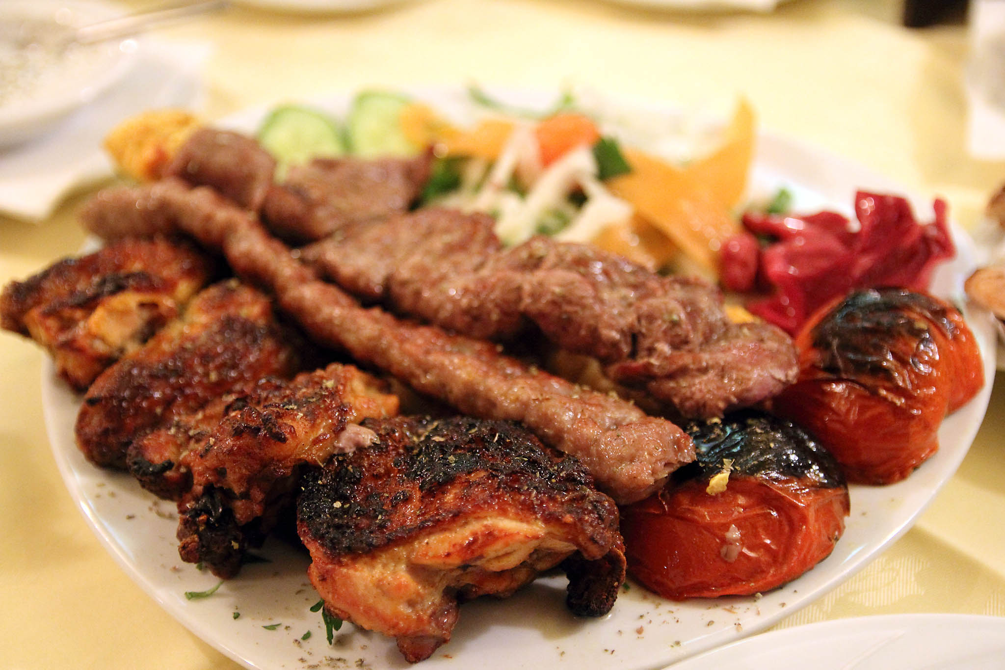Мясо на гриле в персидском ресторане Ilia
