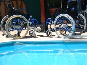 Бассейн и инвалидные кресла